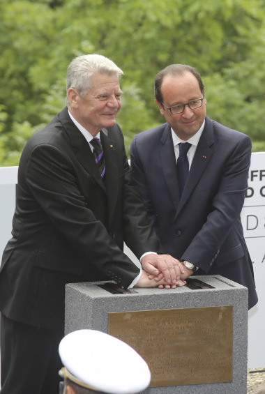 La pose de la première pierre de l’Historial à l’occasion du lancement des commémorations du centenaire, le 3 août 2014, a été l’occasion d’un geste symbolique par les Présidents François Hollande et Joachim Gauck. - Jean-Marc Hédoin