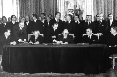 Signature du traité par Charles de Gaulle et Konrad Adenauer, le 22 janvier 1963. - Bundesarchiv