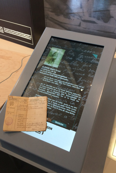 L’Historial s’attache à entretenir la mémoire des Français et des Allemands qui se sont affrontés puis réconciliés autour de ce site. Une borne interactive permet de consulter les 7300 noms des victimes des combats sur le Hartmannswillerkopf. - CMNHWK