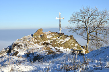 La croix des engagés volontaires alsaciens-lorrains sous la neige