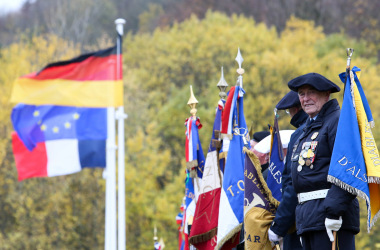Depuis 2014, les drapeaux français, allemand et européen flottent côte à côte au-dessus de la tranchée d’honneur du Monument National du Hartmannswillerkopf. - Présidence de la République