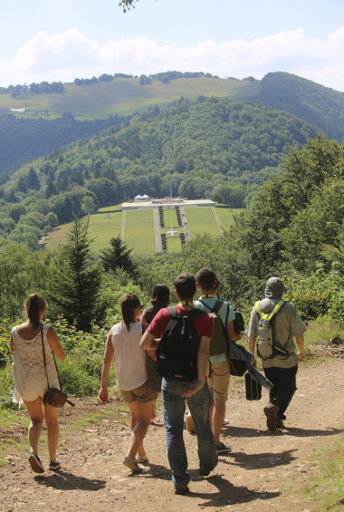 Visite du site du Hartmannswillerkopf par un groupe de jeunes originaires de toute l’Europe, organisée en partenariat avec l’Office franco-allemand pour la jeunesse. - Jean-Marc Hédoin